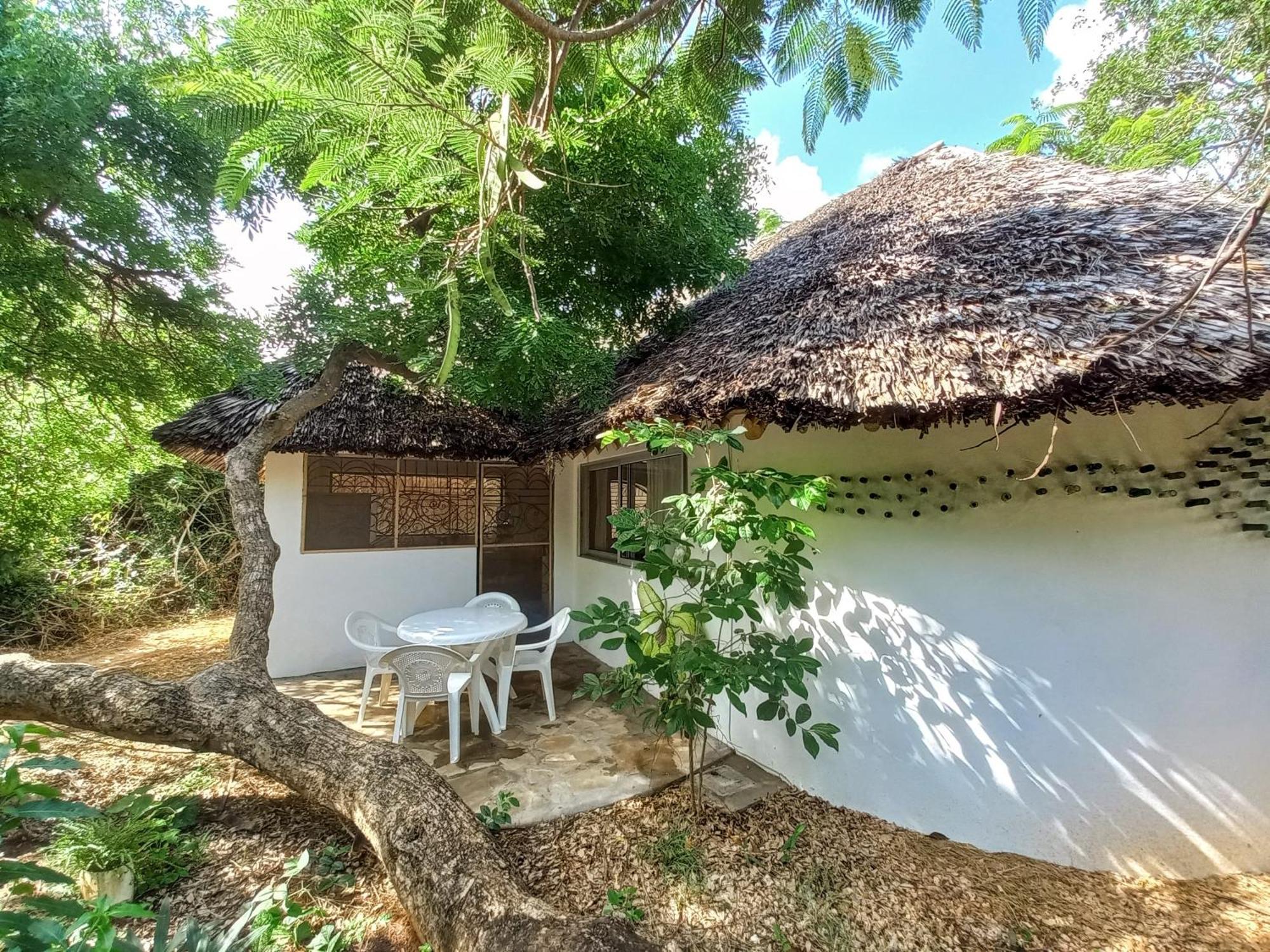 Watamu Beach Cottages Bagian luar foto